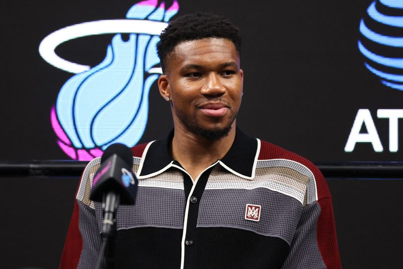 Giannis Antetokounmpo é apresentado no Miami Heat e se inspira em Messi