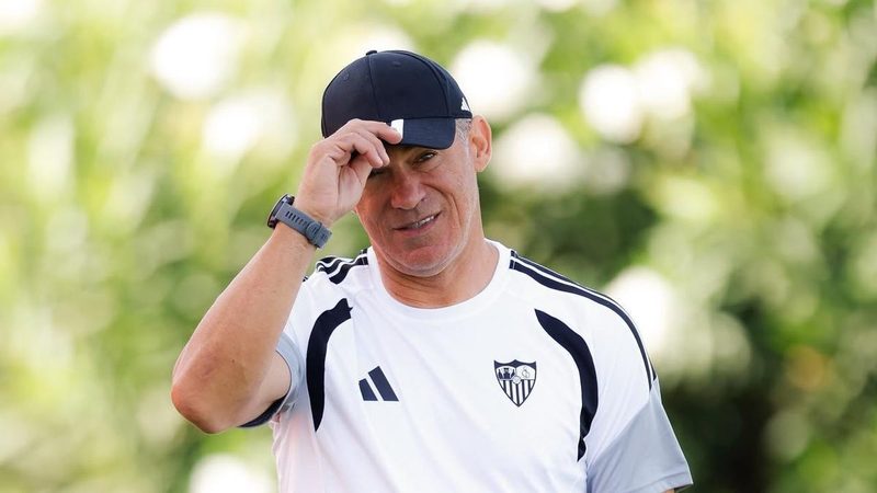 Luis García Plaza enfrenta decisiones cruciales antes del amistoso del Sevilla en Cracovia
