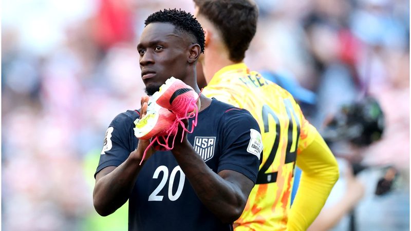 Balogun revela su sorpresa tras la anulación de la tarjeta roja por intervención de Trump