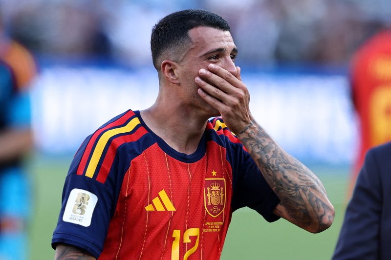 Pedro Porro exalta garra da 'Roja' após conquista da Copa do Mundo