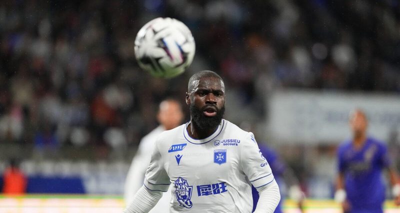 Le Paris FC officialise Lassine Sinayoko, l'OL face à un départ de Tagliafico ?