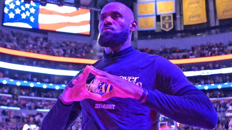 LeBron James Weighs Options: Cavaliers, Heat, and 76ers Battle for His Next Move