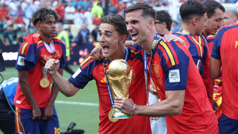 Le PSG et le Barça célèbrent Fabian Ruiz et Gavi avec l'équivalent de leur poids en tomates