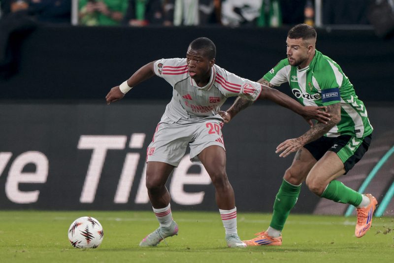 L'ESTAC entre dans la danse pour Enzo Molebe (OL) après Nice