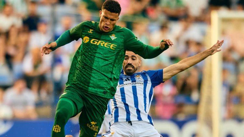 Deossa se une al Betis en Granada mientras se negocia su salida a Brasil