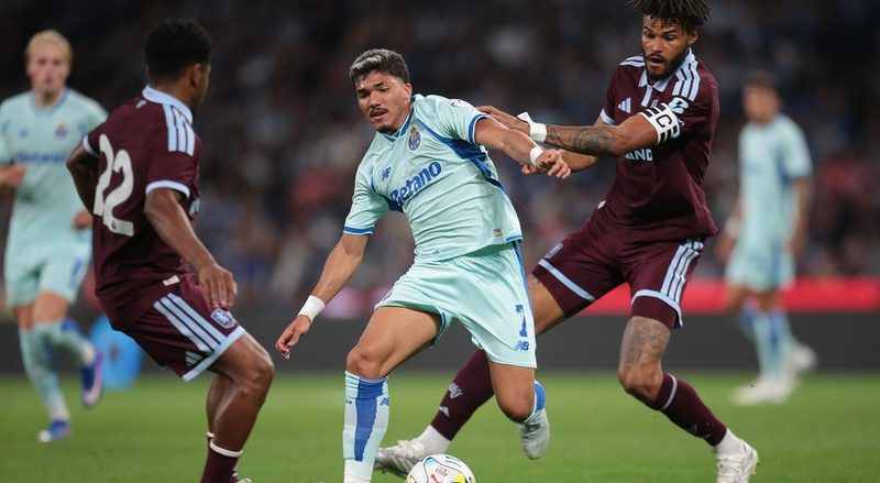 FC Porto supera Aston Villa com gols de William Gomes e Pepê em apresentação