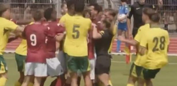 Árbitra francesa é derrubada ao tentar separar briga em amistoso entre Metz e Fortuna Sittard