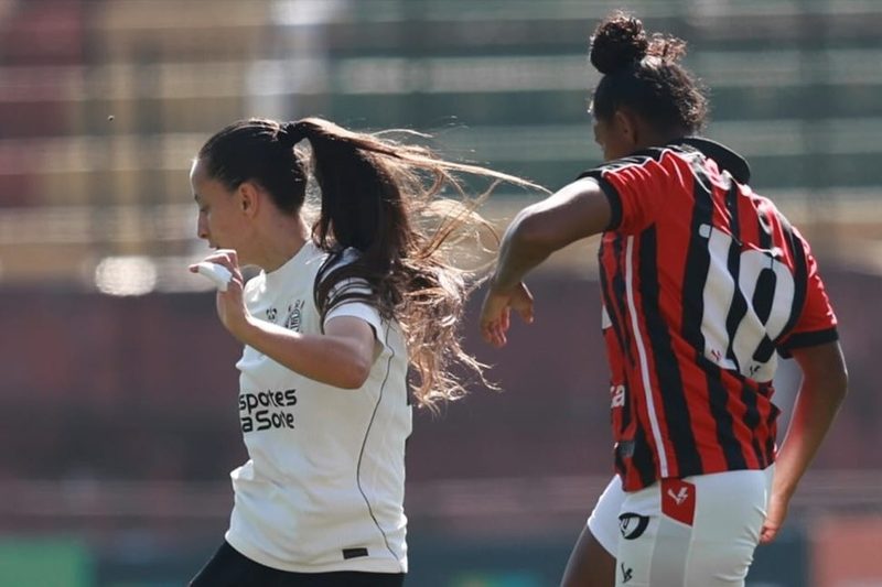 Corinthians despacha Vitória com goleada e conquista a liderança do Brasileirão Feminino