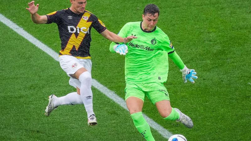 El Rayo Vallecano cae en la prórroga ante el Feyenoord en un duelo lluvioso