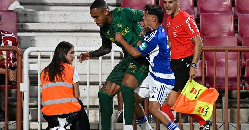 El Betis cae en Granada: la expulsión de Natan marca la primera derrota en pretemporada
