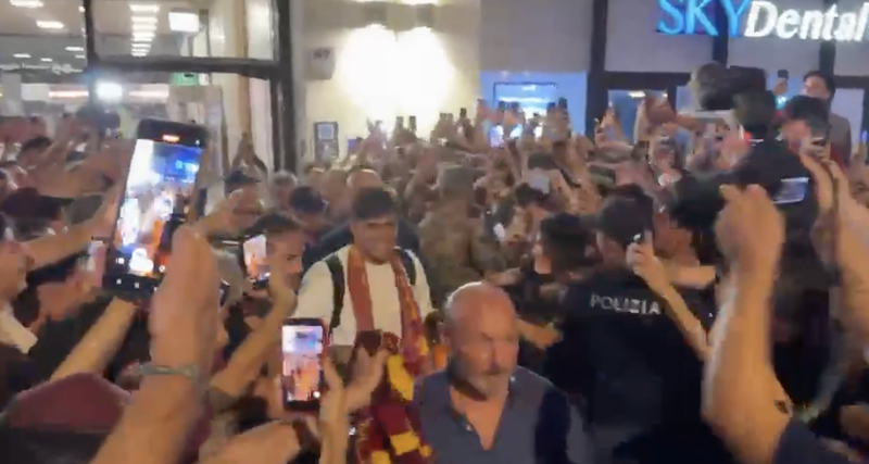 Santiago Castro accolto da oltre 2000 tifosi a Roma: è festa alla Termini