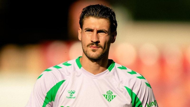 Diego Conde sufre luxación en el hombro y se perderá varias semanas con el Betis