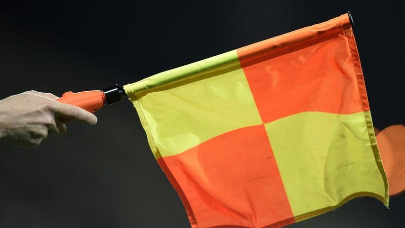 Schiedsrichterin verletzt sich bei Rudelbildung im Testspiel zwischen Metz und Sittard