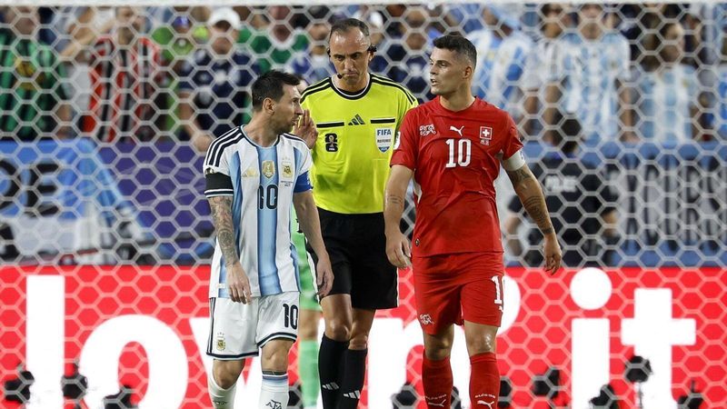 El árbitro Joao Pinheiro revela su versión sobre el cruce con Messi en el Mundial