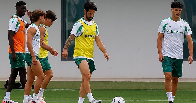 Isco continúa alejado del grupo en el primer entrenamiento del Betis en Marbella