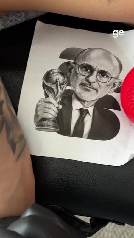 Cucurella cumpre promessa e tatua imagem de Luís de la Fuente após conquista na Copa
