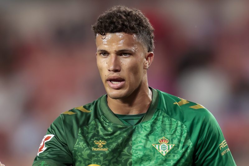 Vasco pressiona Betis e aguarda definição sobre contratação de Nelson Deossa