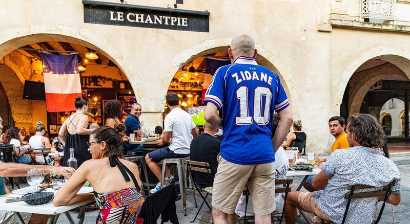 Zinedine Zidane assume o comando da seleção francesa por quatro anos
