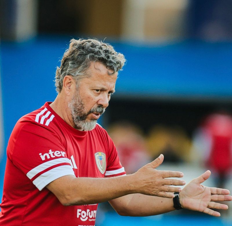 Cléber Xavier assume desafio inédito com a Venezuela e critica ciclo da seleção brasileira