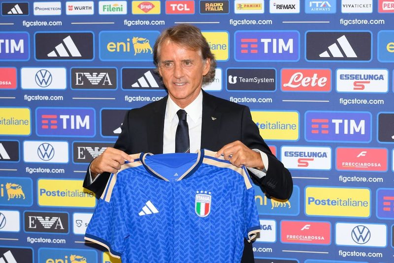 Roberto Mancini regresa a Italia y pide perdón en medio de una crisis futbolística