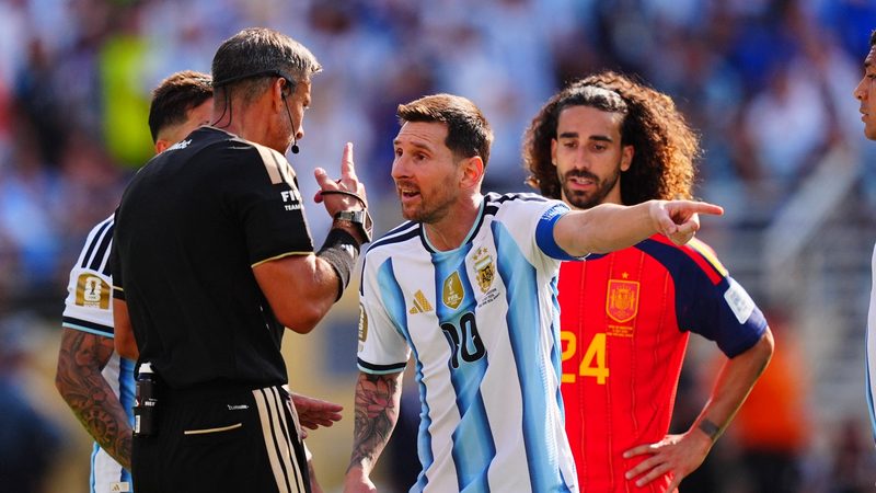 L’arbitre Slavko Vincic salue le comportement exemplaire de Messi lors de la finale Espagne-Argentine