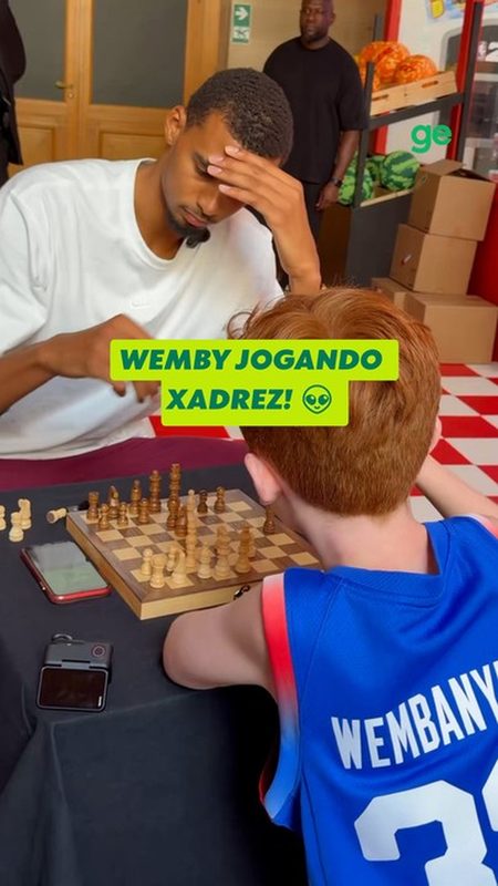 Victor Wembanyama encanta ao jogar xadrez com crianças em evento da NBA
