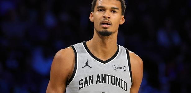 Chris Bosh aconselha Wembanyama após experiência quase fatal com embolia pulmonar