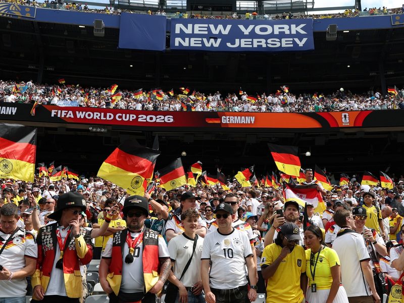 El regreso de las tribunas de pie en Alemania marca el inicio de la era Klopp