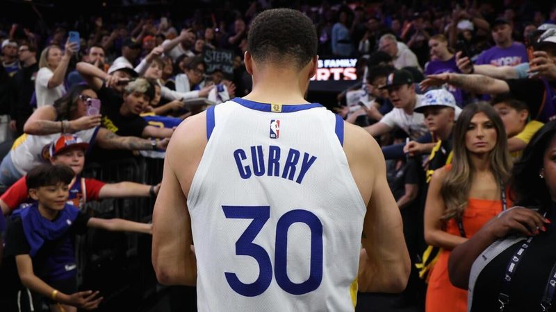 Curry's Future with Warriors in Question as Roster Stays Static