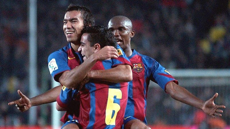 Giovanni van Bronckhorst se sorprende por el fichaje de Xavi como seleccionador