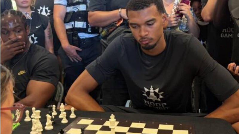 Wembanyama fusiona baloncesto y ajedrez en el Hoop Gambit Festival de París