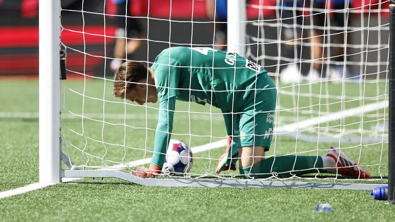 Goleiro Hampus Gustafsson comete falha bizarra e marca contra na Suécia
