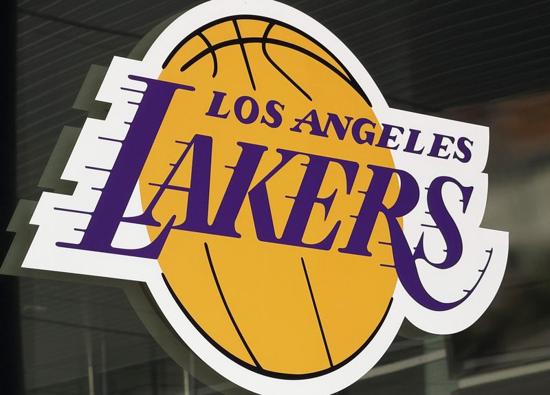 Família Buss vende ações do Los Angeles Lakers por US$ 12 bilhões a novos donos