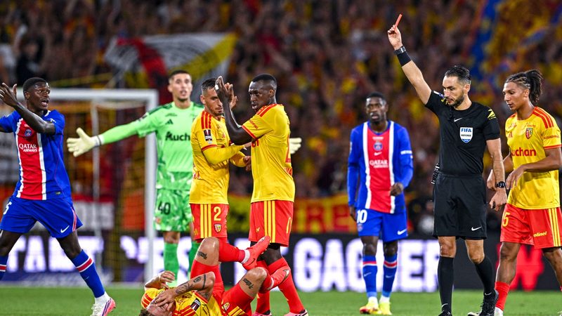 Le PSG surpris par le rapport accablant de l'arbitre après l'expulsion de Nuno Mendes