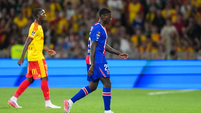 Le PSG : Nuno Mendes suspendu trois matchs après un coup de coude lors du Trophée des Champions