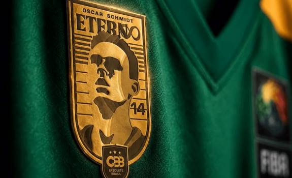 Seleção Brasileira de Basquete presta homenagem emocionante a Oscar Schmidt