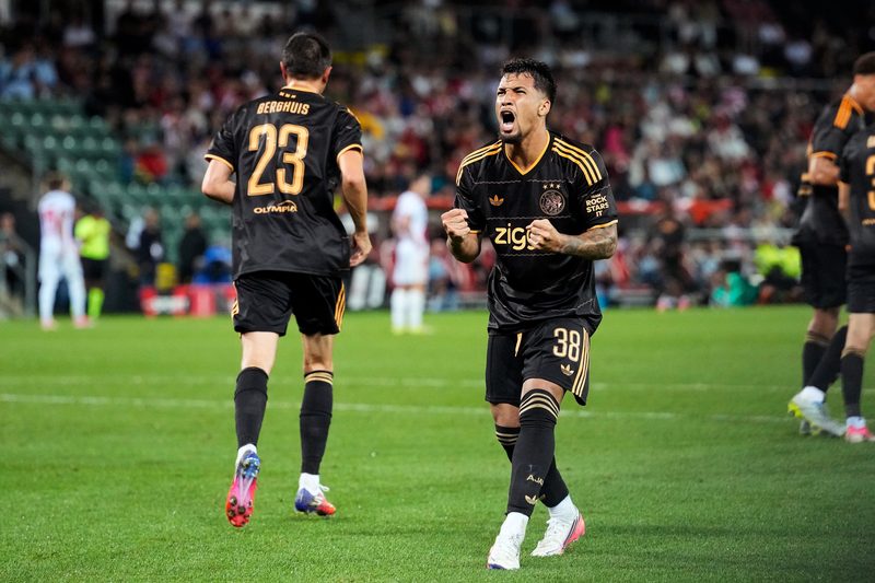 Marcos Leonardo brilha e marca primeiro gol pelo Ajax na vitória na Conference League