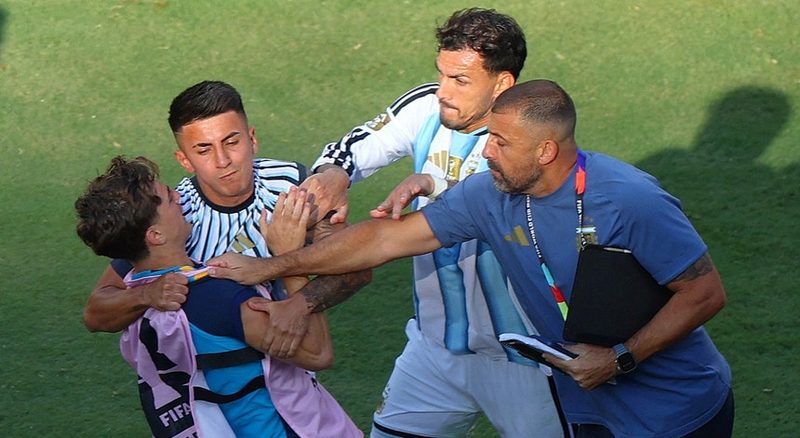 Leandro Paredes e Nahuel Molina punidos pela FIFA após incidentes na final