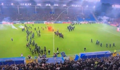 Confusão e policiamento marcam jogo entre Waldhof Mannheim e Kaiserslautern