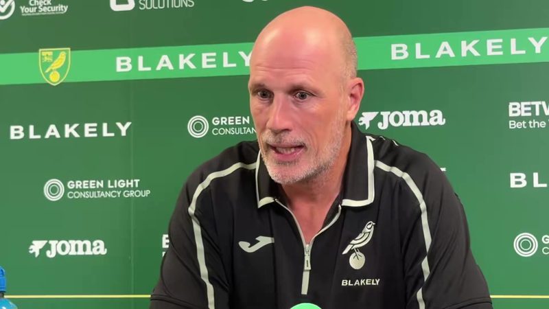 L'allenatore del Norwich svela l'elenco di 81 paesi: la polemica sul Var infiamma la Championship