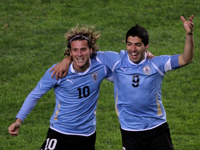 Luis Suárez podría regresar a la selección uruguaya con Diego Forlán al mando