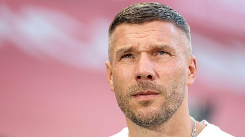 Lukas Podolski ermutigt Said El Mala zur neuen Nummer 10 beim 1. FC Köln