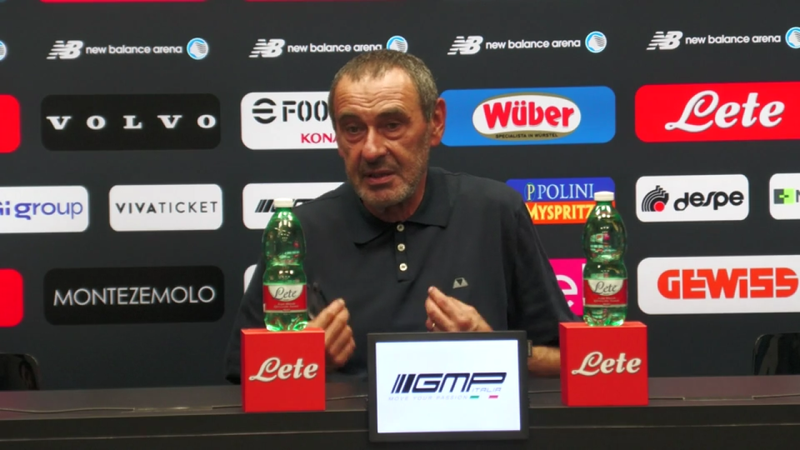 Maurizio Sarri stanco dopo la conferenza: "Ho fame" e i segnali di esaustione