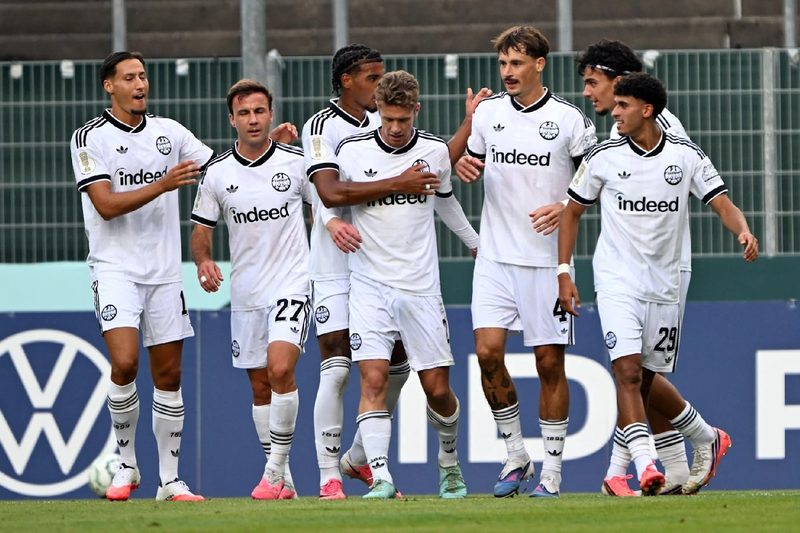 Eintracht Frankfurt impõe goleada histórica e avança na Copa da Alemanha
