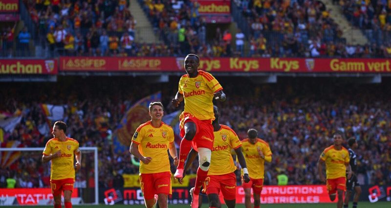 Le RC Lens s'impose 5-2 contre l'AJ Auxerre pour débuter la saison en beauté