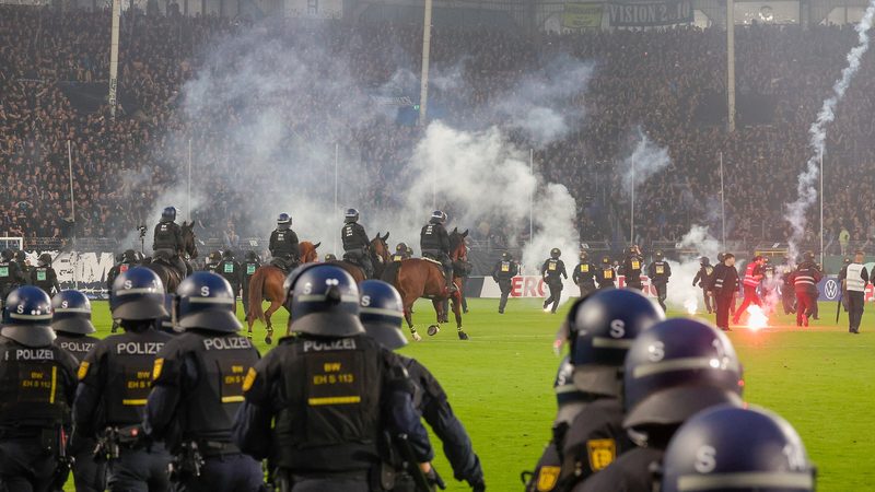Des incidents violents lors du match entre Waldhof Mannheim et Kaiserslautern