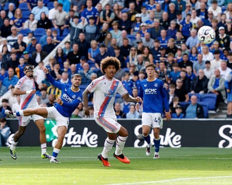 Everton Dominates Crystal Palace in Season Opener as Andy Burnham Watches On