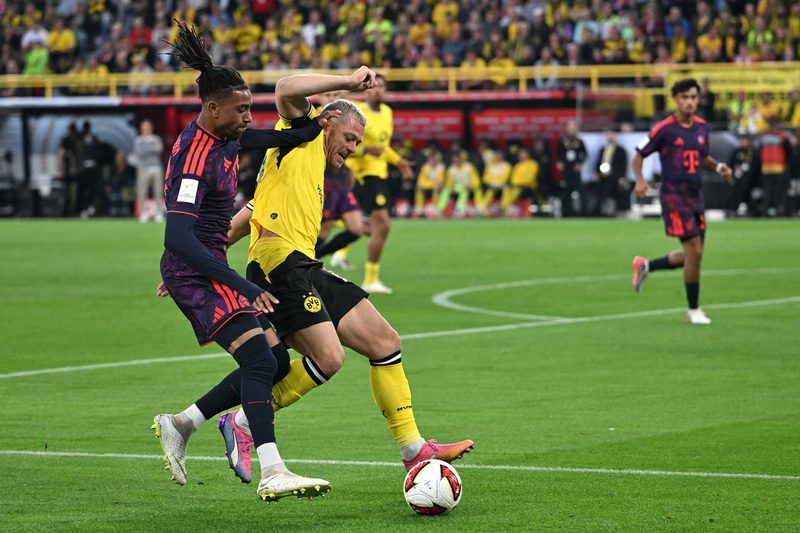 Bayern dominiert im Supercup und führt zur Halbzeit gegen Dortmund mit 2:0