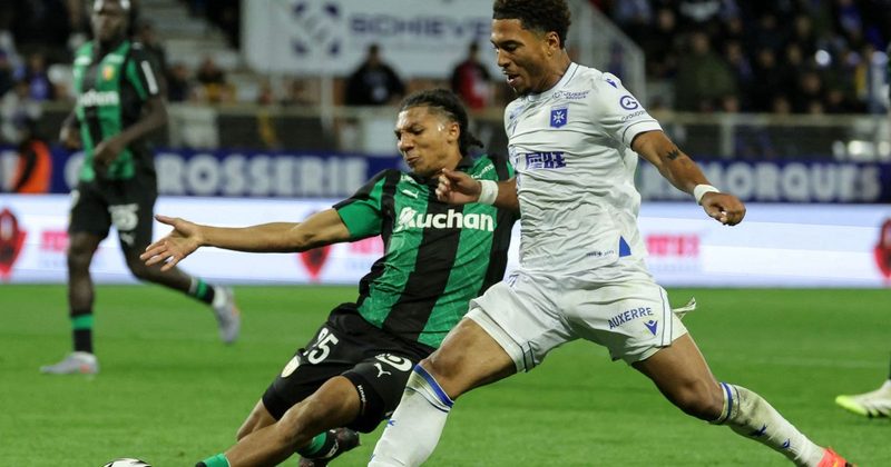 L'AJ Auxerre s'incline lourdement face au RC Lens : 5-2 dans un match fou
