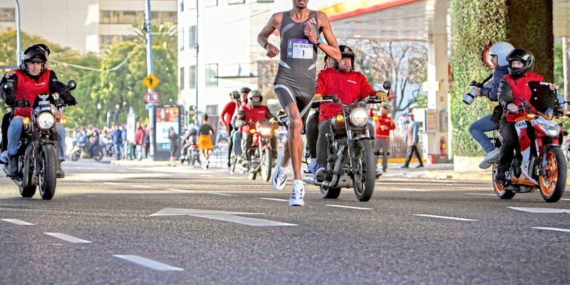 Yomif Kejelcha stellt neuen Halbmarathon-Weltrekord in Buenos Aires auf
